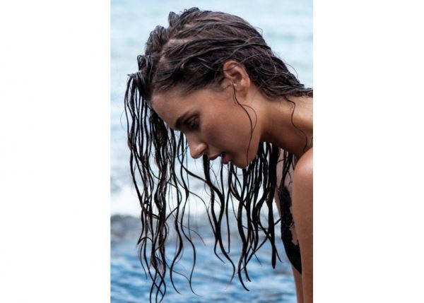 BeautyHack дня: кондиционер для волос как SPF, защита и средство для укладки 